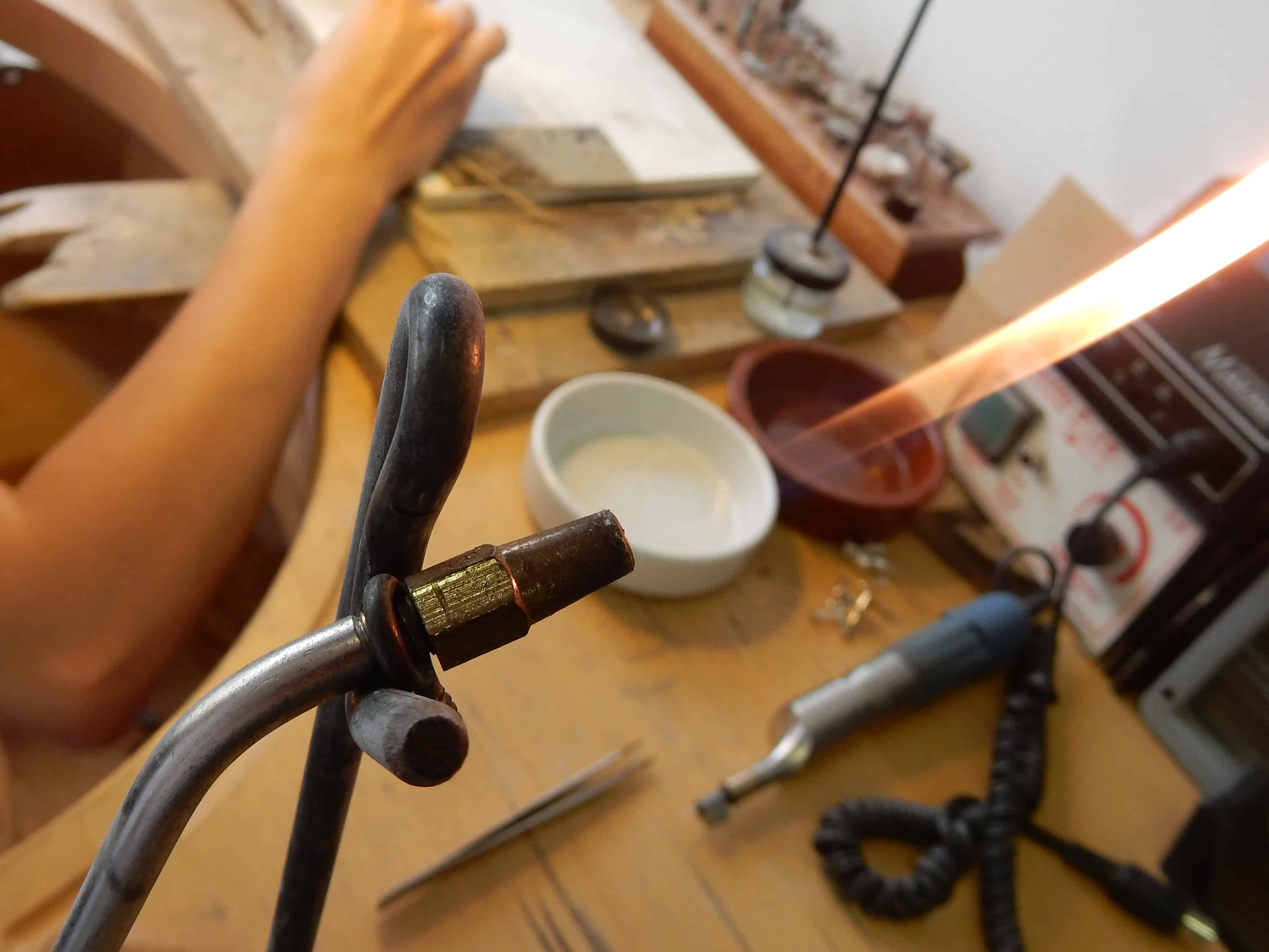 Photo d'un atelier de bijoutier, réparation de bijoux lille. 